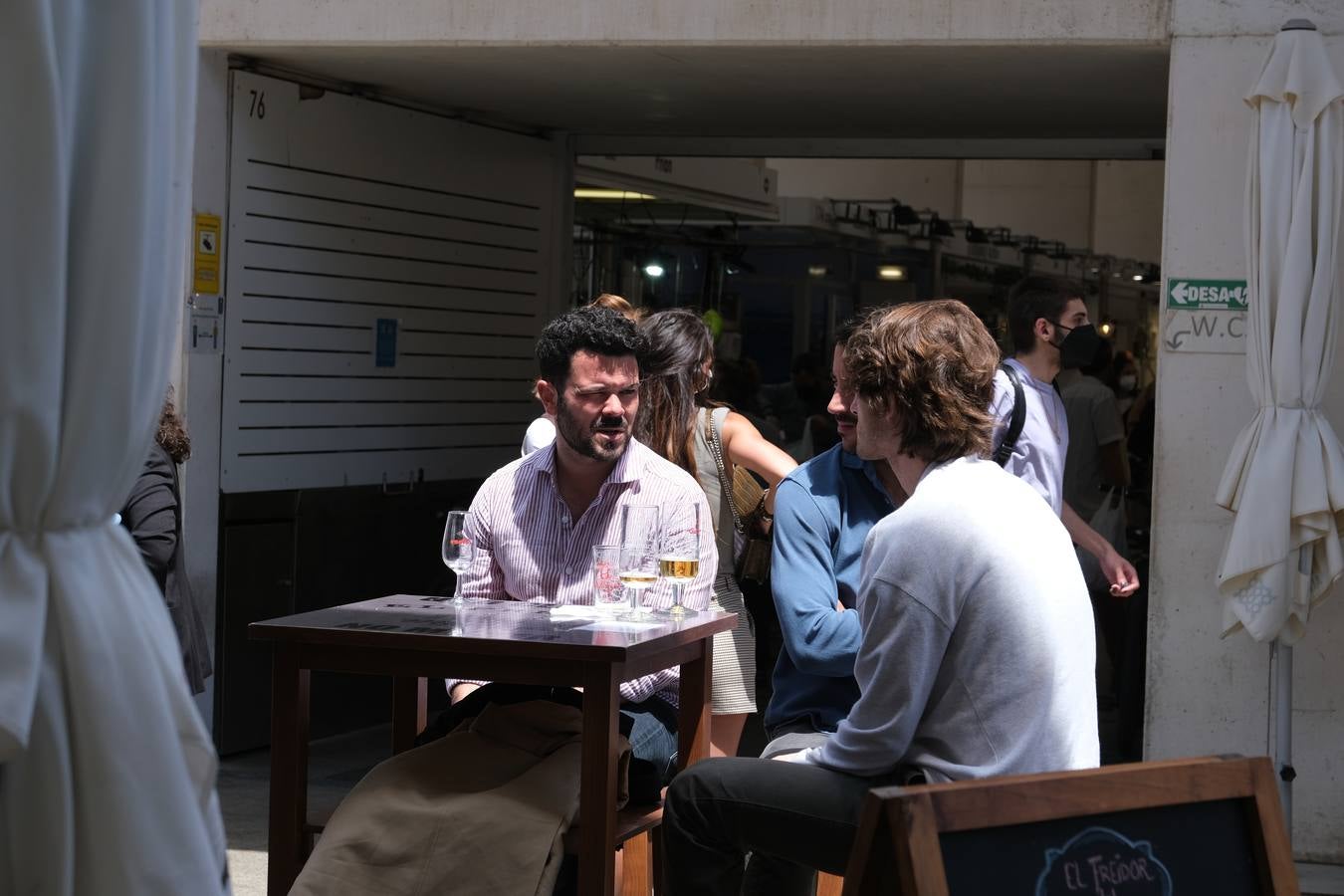 Ambiente en las terrazas y en la playa en Cádiz el primer fin de semana de mayo