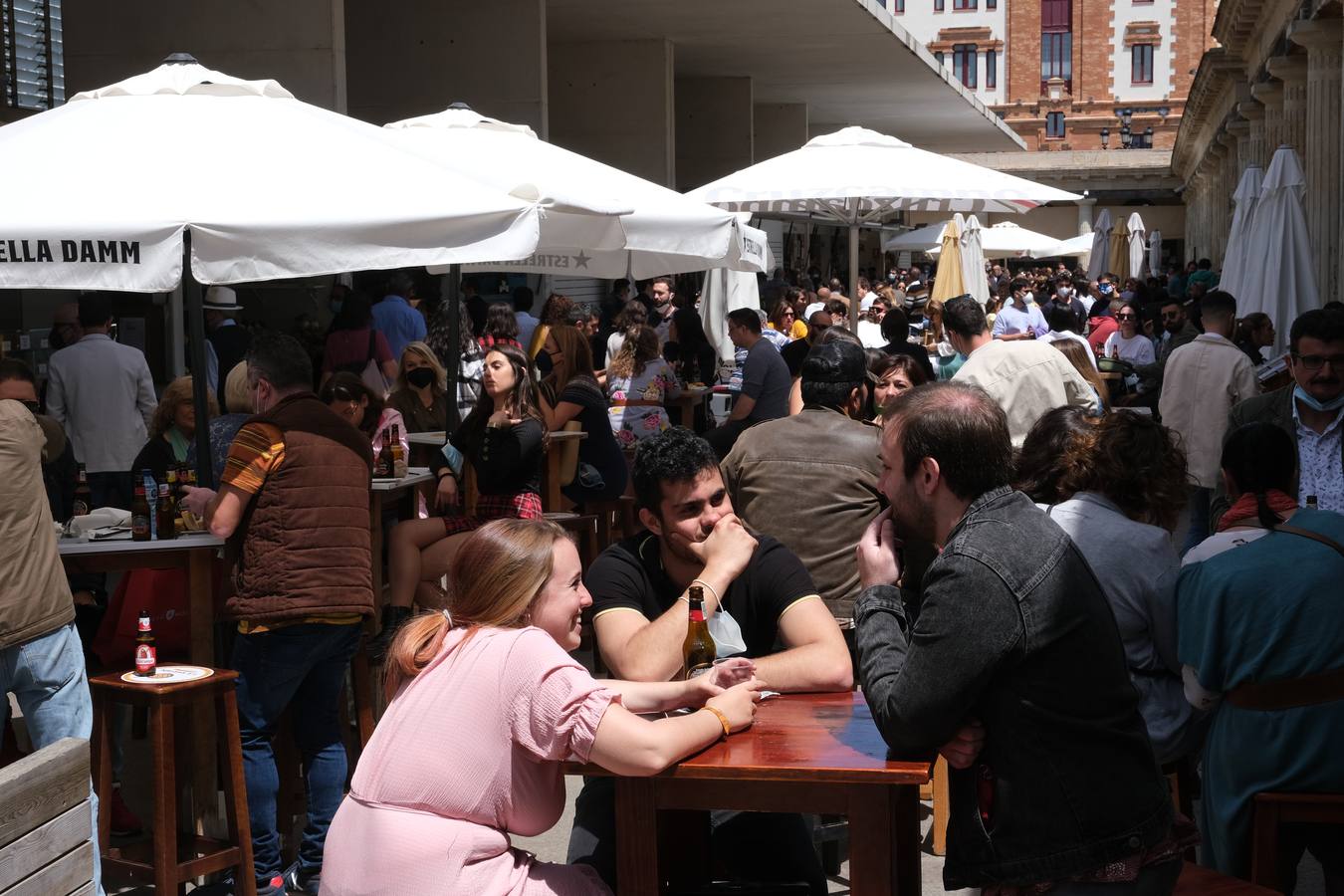 Ambiente en las terrazas y en la playa en Cádiz el primer fin de semana de mayo