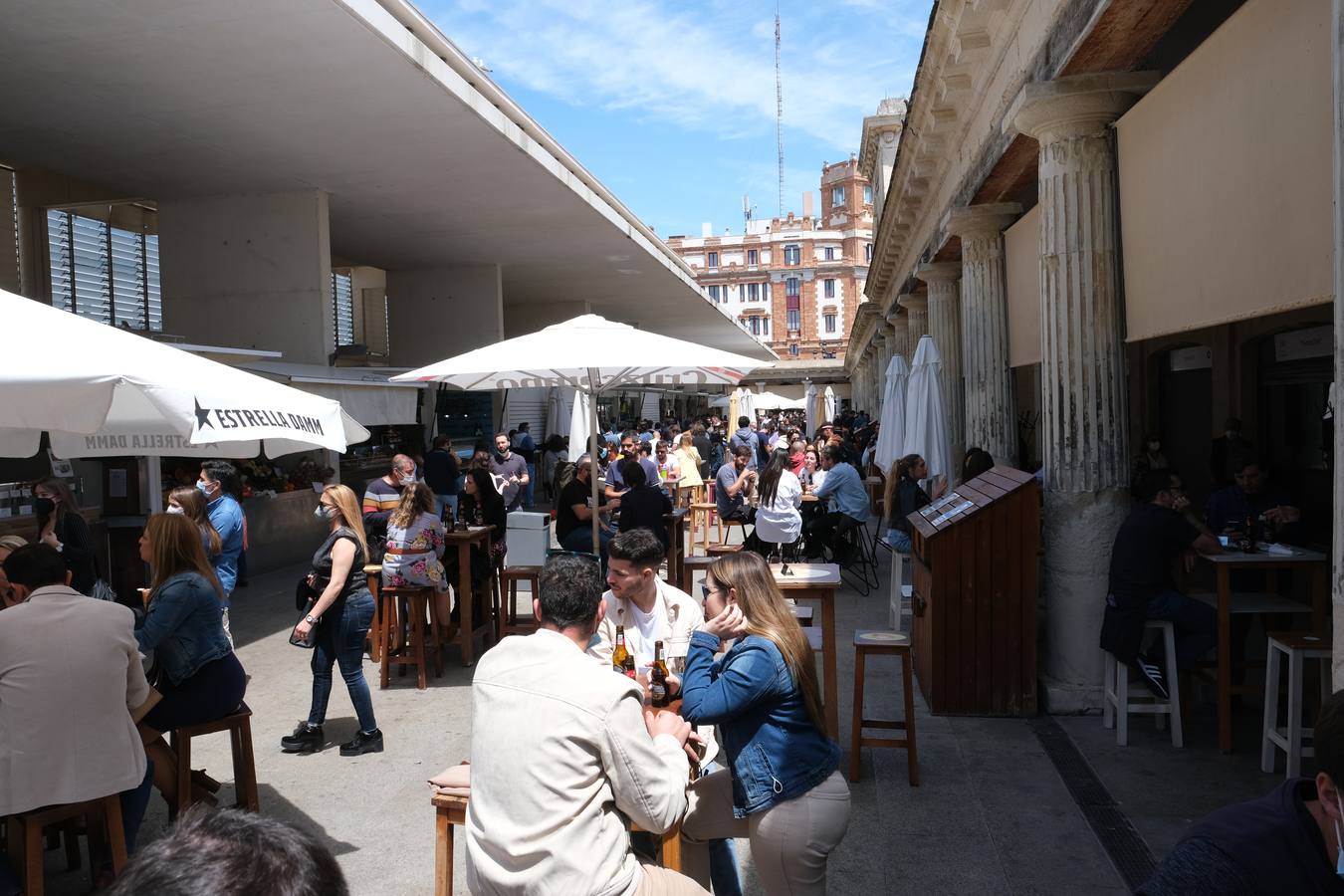 Ambiente en las terrazas y en la playa en Cádiz el primer fin de semana de mayo