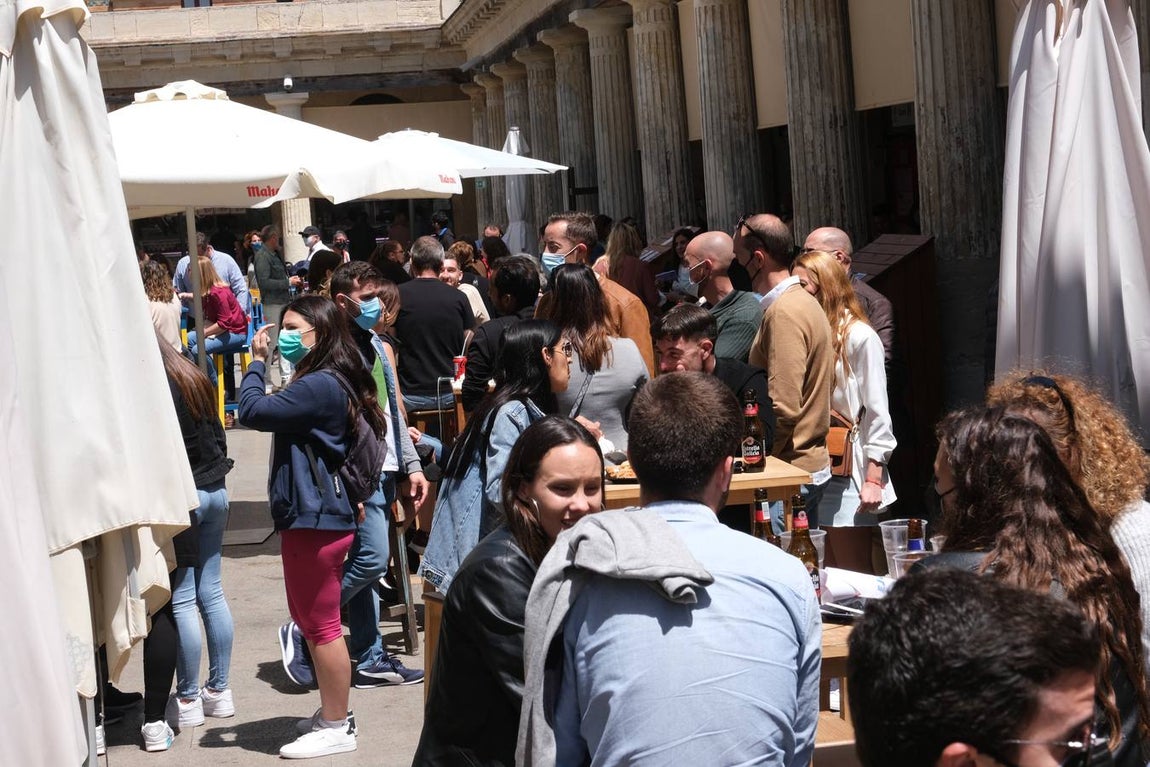Ambiente en las terrazas y en la playa en Cádiz el primer fin de semana de mayo