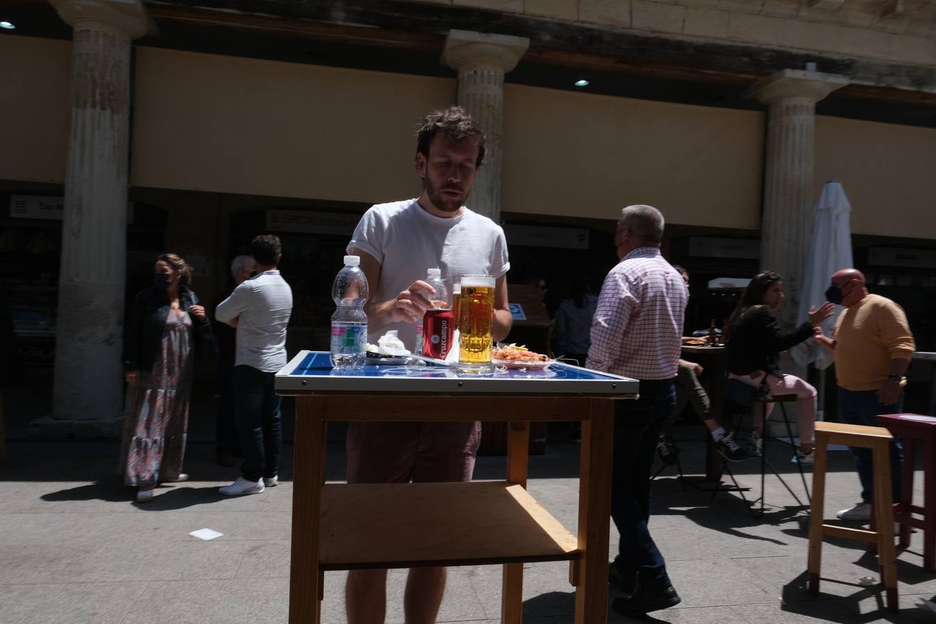 Ambiente en las terrazas y en la playa en Cádiz el primer fin de semana de mayo