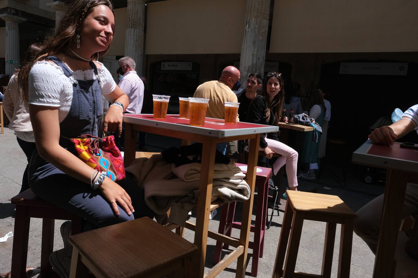 Ambiente en las terrazas y en la playa en Cádiz el primer fin de semana de mayo