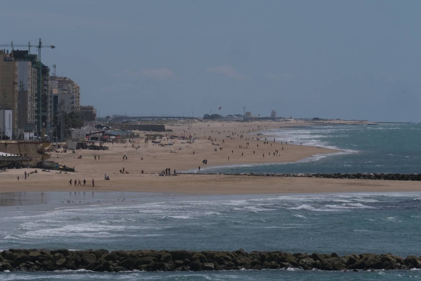 Ambiente en las terrazas y en la playa en Cádiz el primer fin de semana de mayo