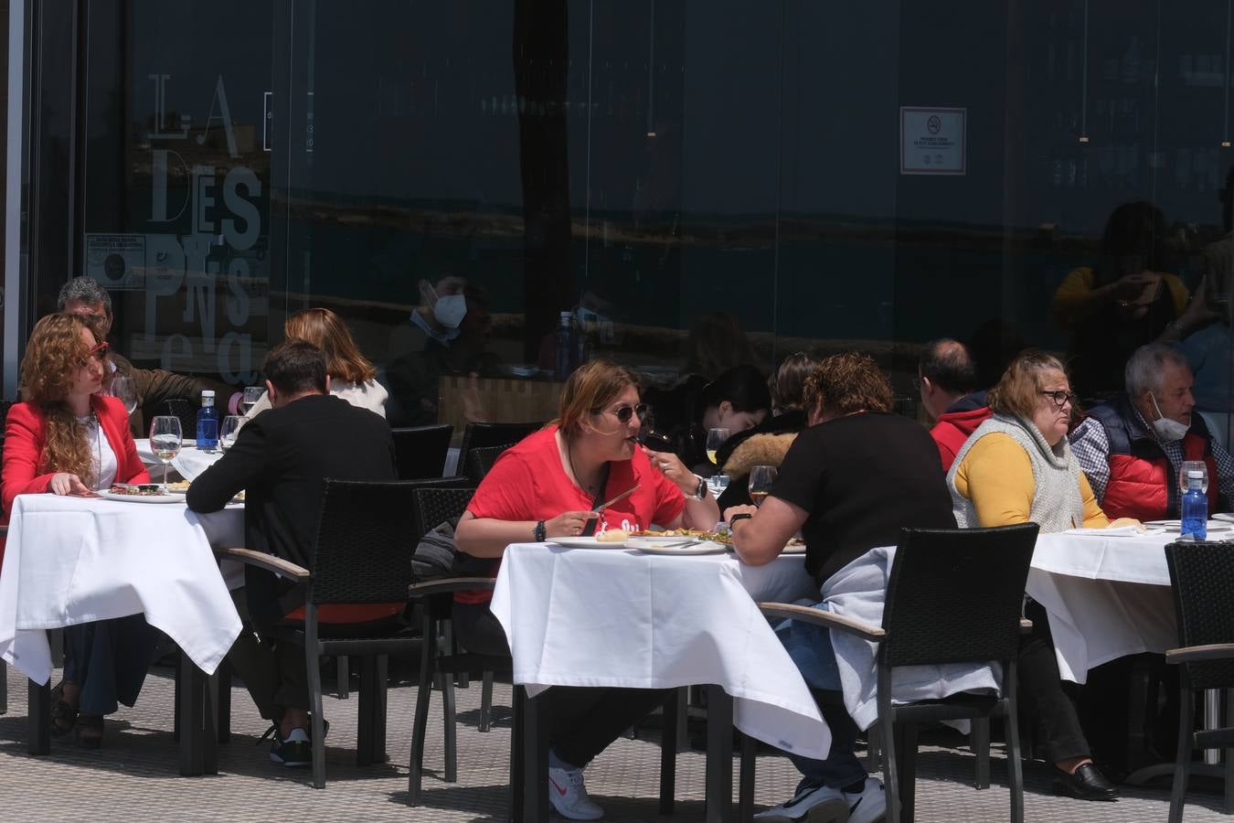 Ambiente en las terrazas y en la playa en Cádiz el primer fin de semana de mayo