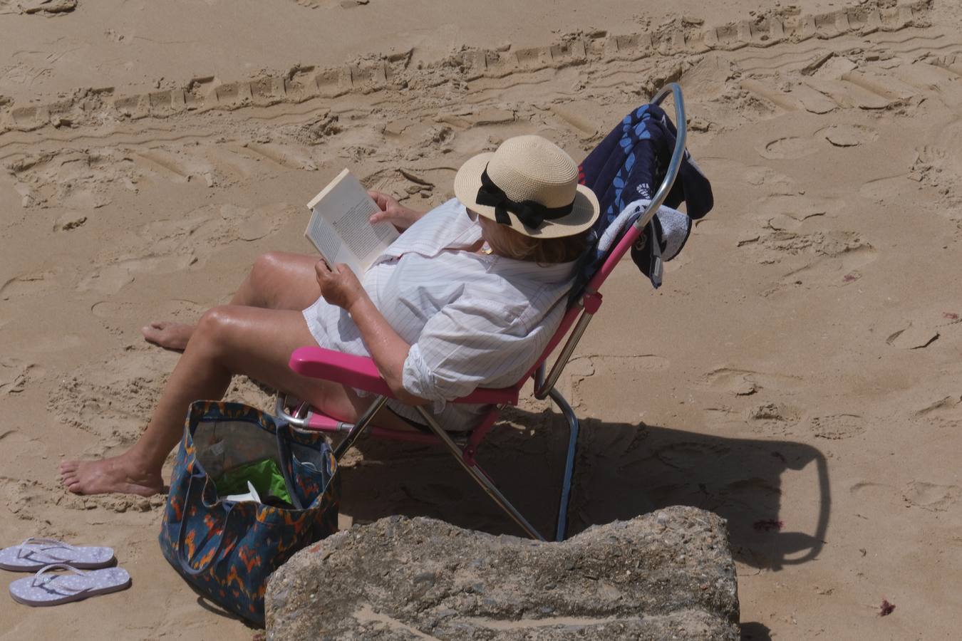 Ambiente en las terrazas y en la playa en Cádiz el primer fin de semana de mayo