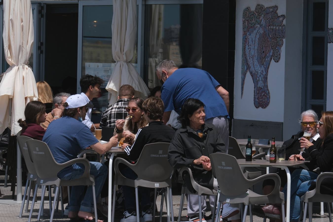 Ambiente en las terrazas y en la playa en Cádiz el primer fin de semana de mayo