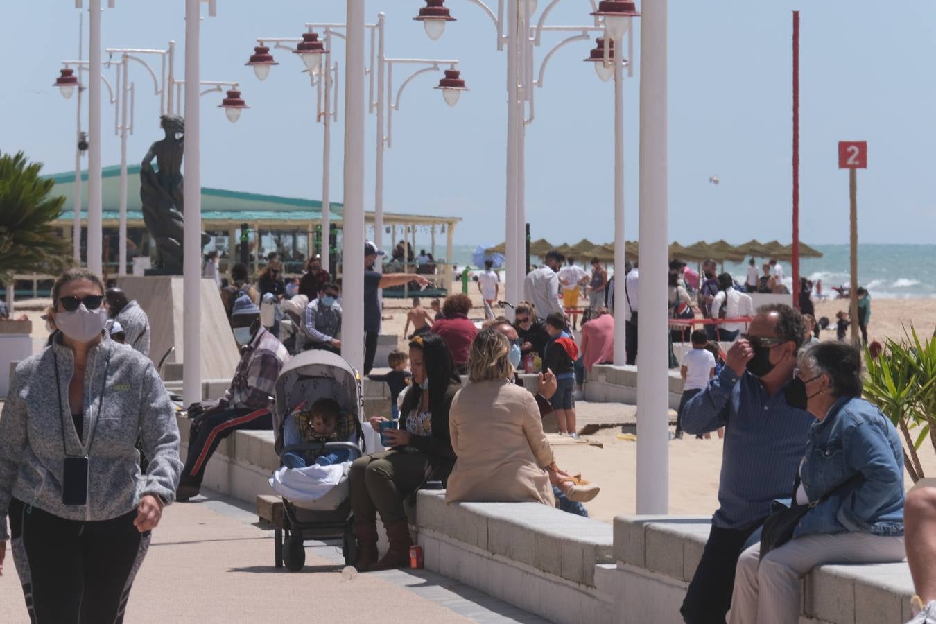 Ambiente en las terrazas y en la playa en Cádiz el primer fin de semana de mayo