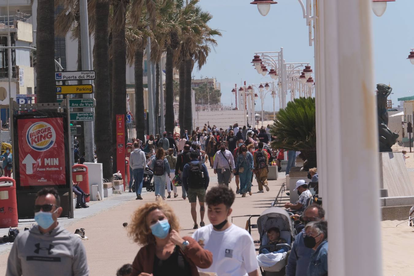 Ambiente en las terrazas y en la playa en Cádiz el primer fin de semana de mayo