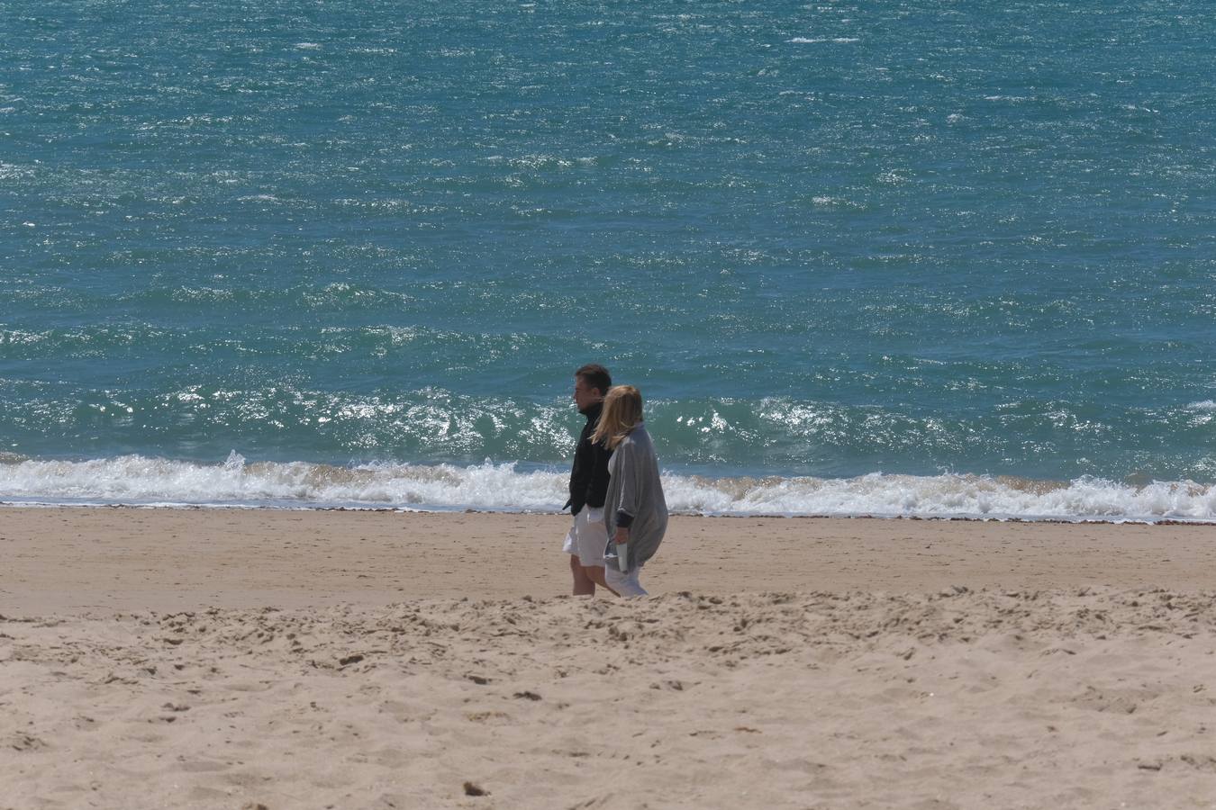 Ambiente en las terrazas y en la playa en Cádiz el primer fin de semana de mayo