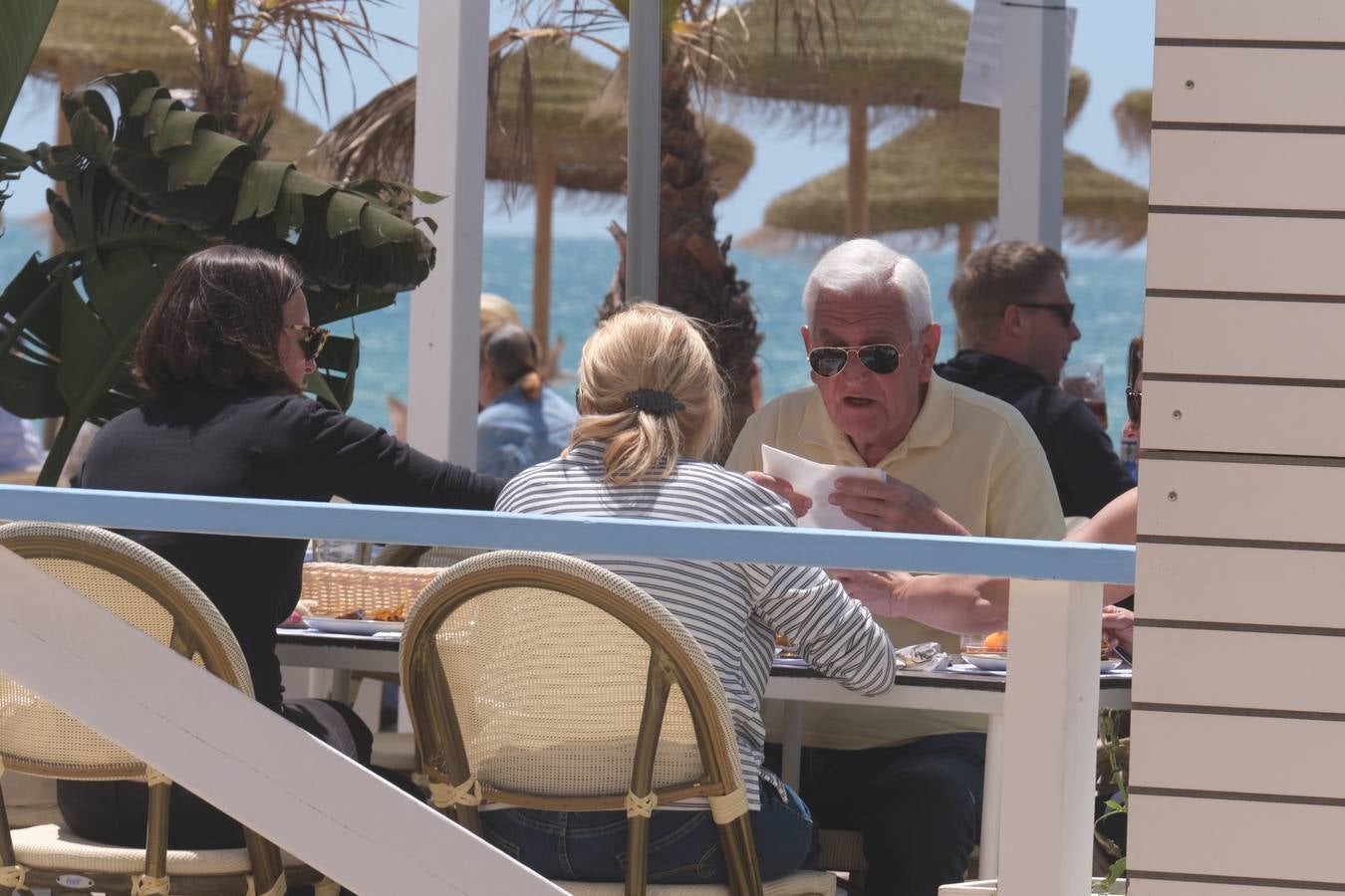 Ambiente en las terrazas y en la playa en Cádiz el primer fin de semana de mayo