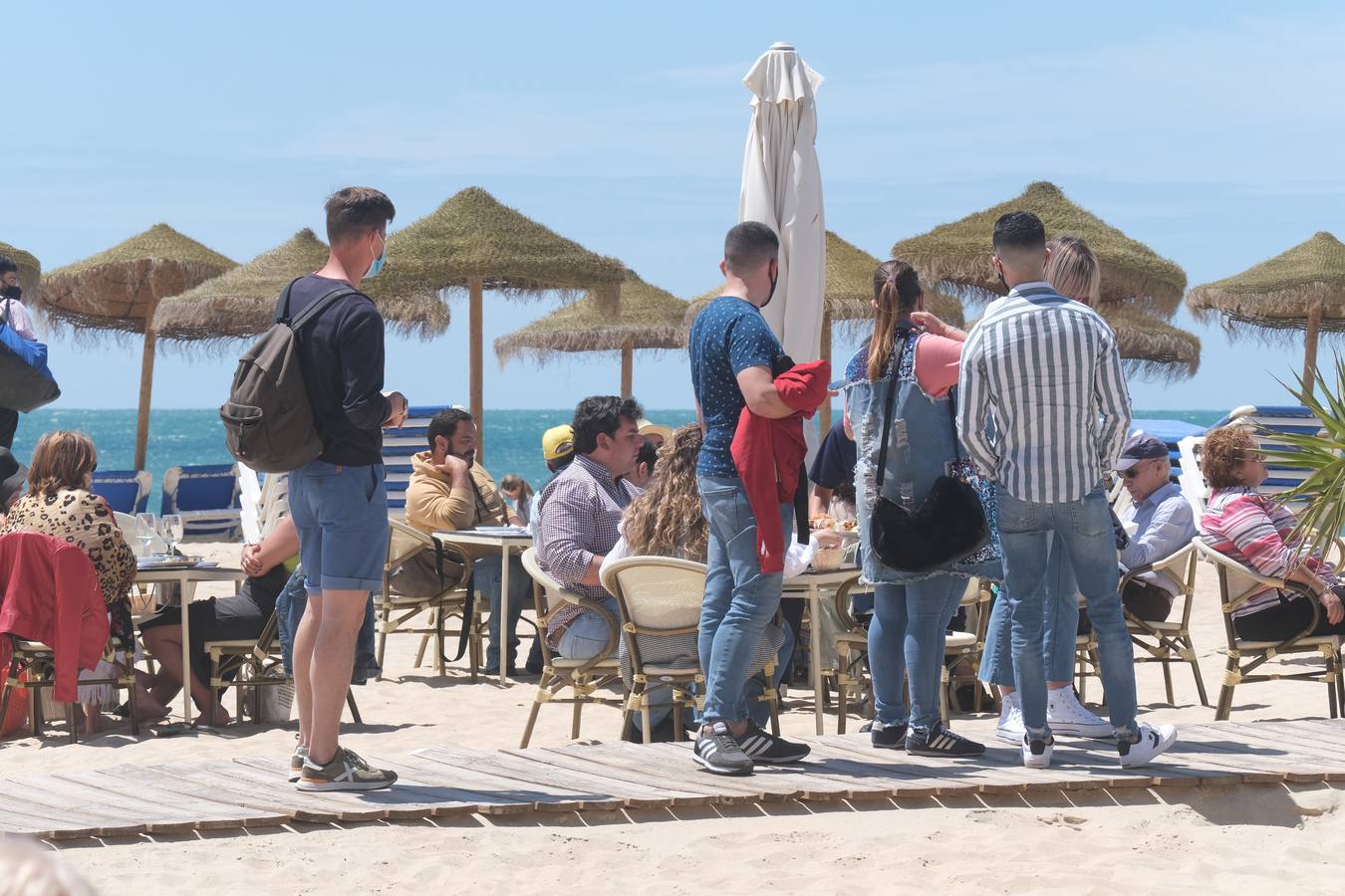 Ambiente en las terrazas y en la playa en Cádiz el primer fin de semana de mayo