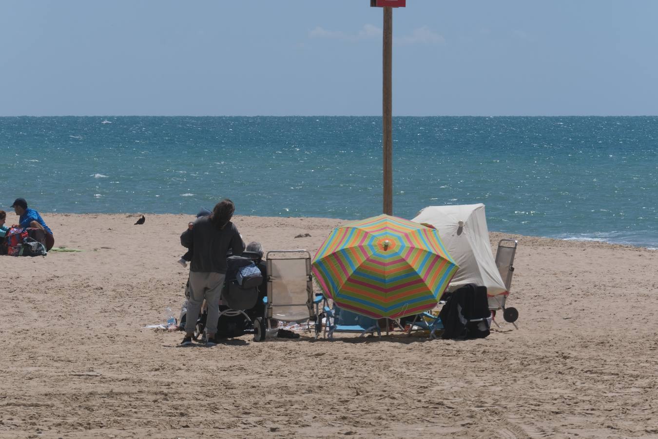 Ambiente en las terrazas y en la playa en Cádiz el primer fin de semana de mayo