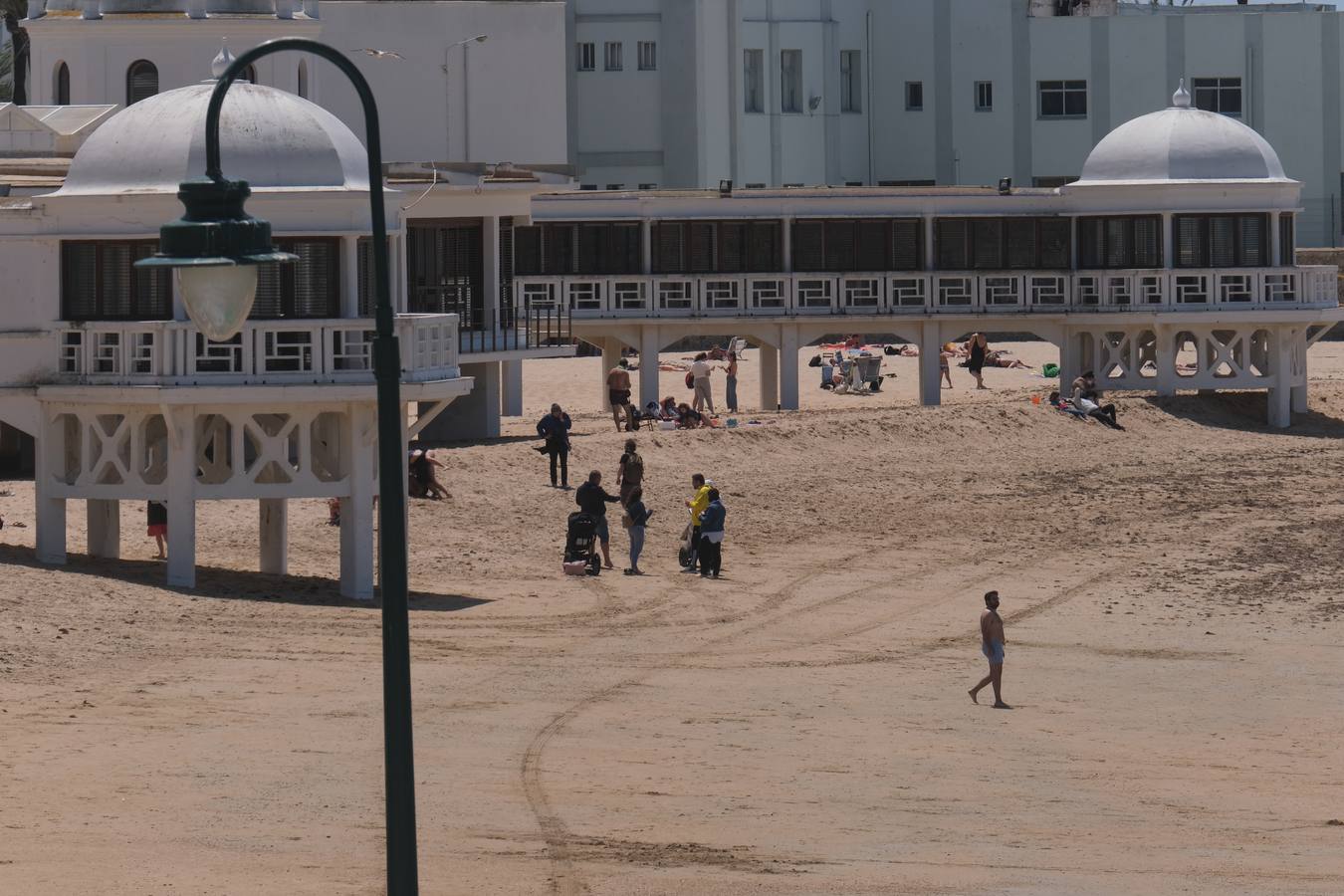 Ambiente en las terrazas y en la playa en Cádiz el primer fin de semana de mayo