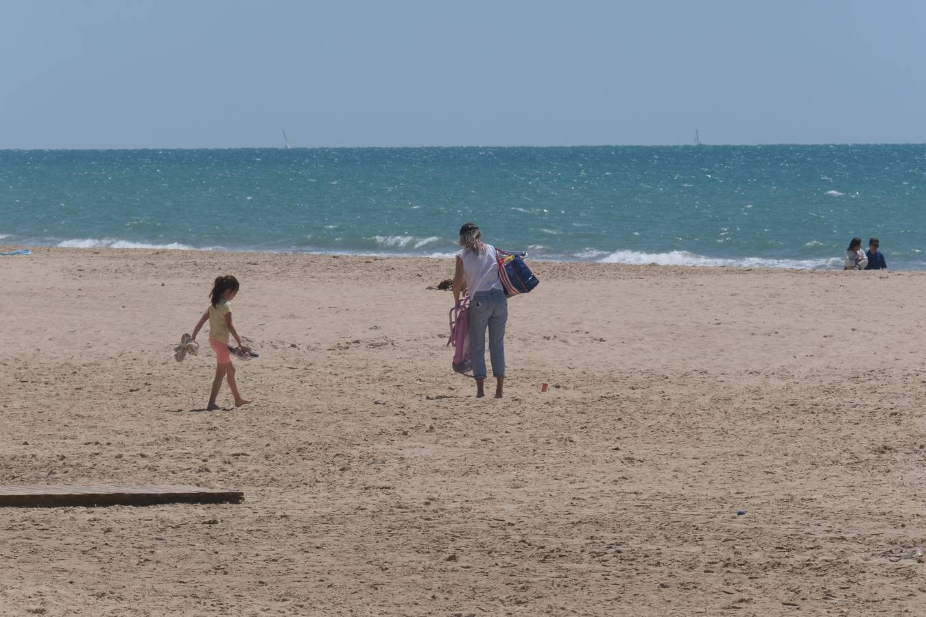 Ambiente en las terrazas y en la playa en Cádiz el primer fin de semana de mayo