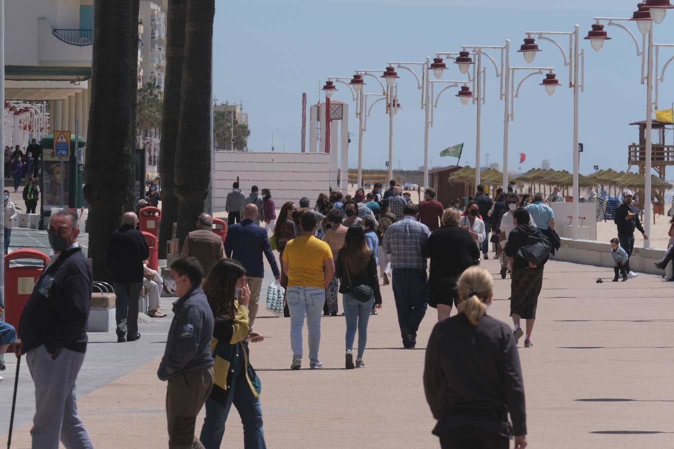 Ambiente en las terrazas y en la playa en Cádiz el primer fin de semana de mayo