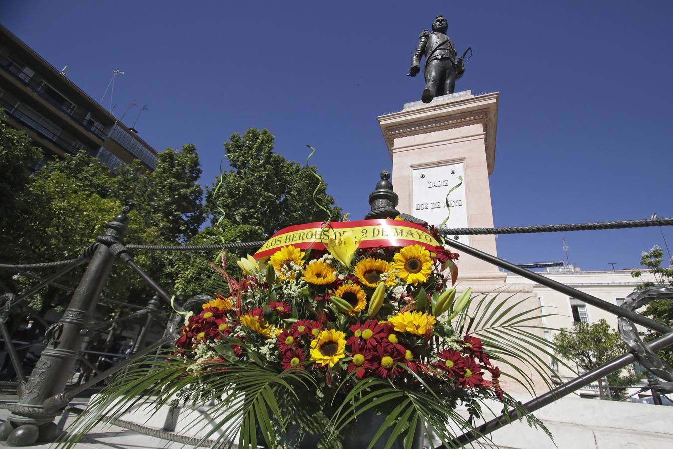El Ejército homenajea a los héroes de la Independencia con un sencillo acto en Sevilla