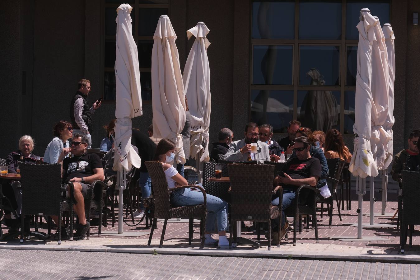 Gran ambiente en calles, paseos, bares y terrazas el primer domingo de mayo