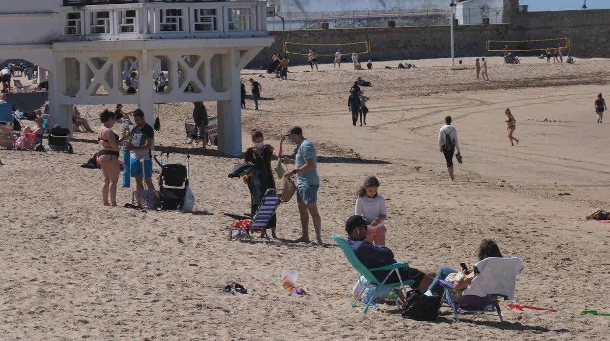 Gran ambiente en calles, paseos, bares y terrazas el primer domingo de mayo