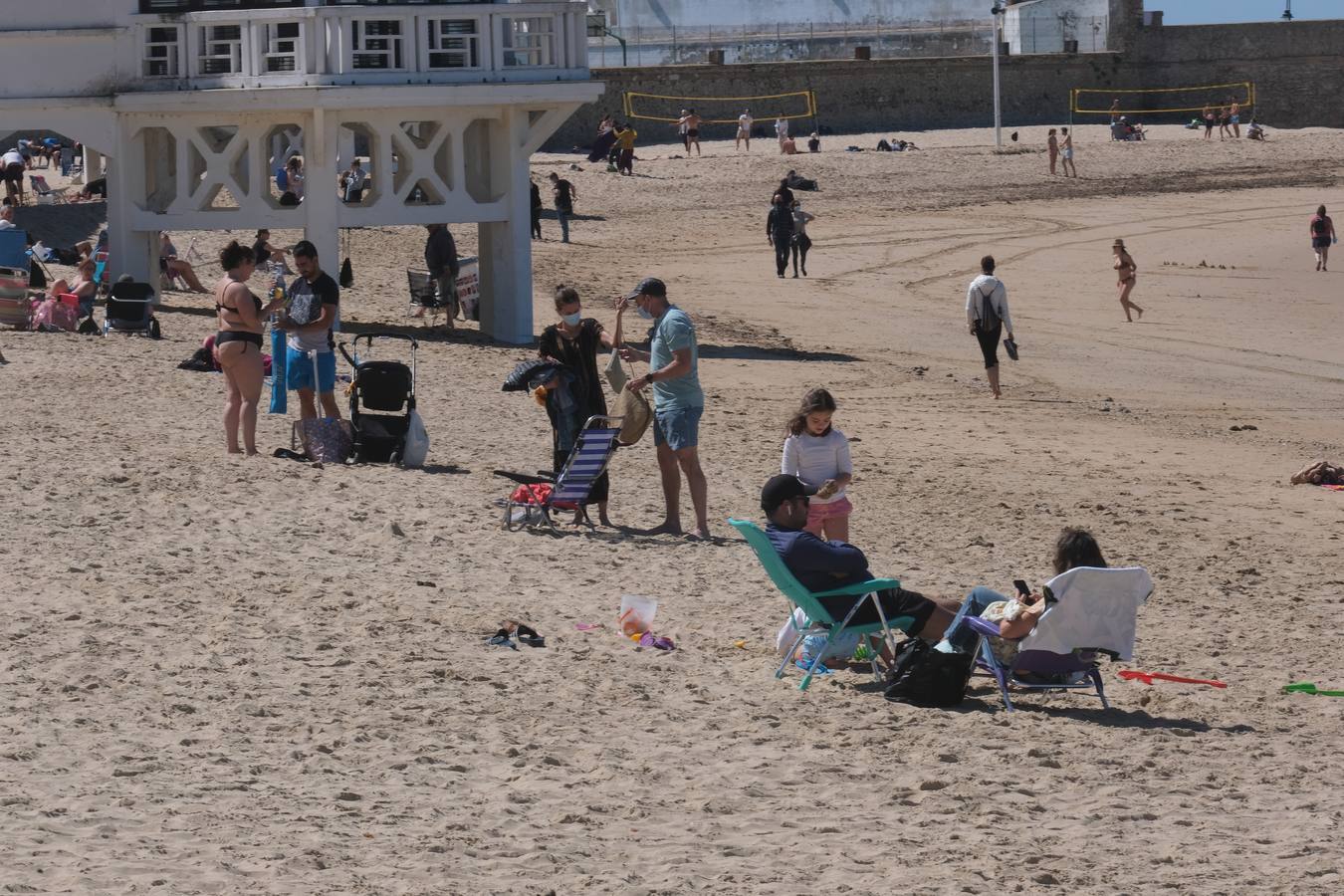 Gran ambiente en calles, paseos, bares y terrazas el primer domingo de mayo