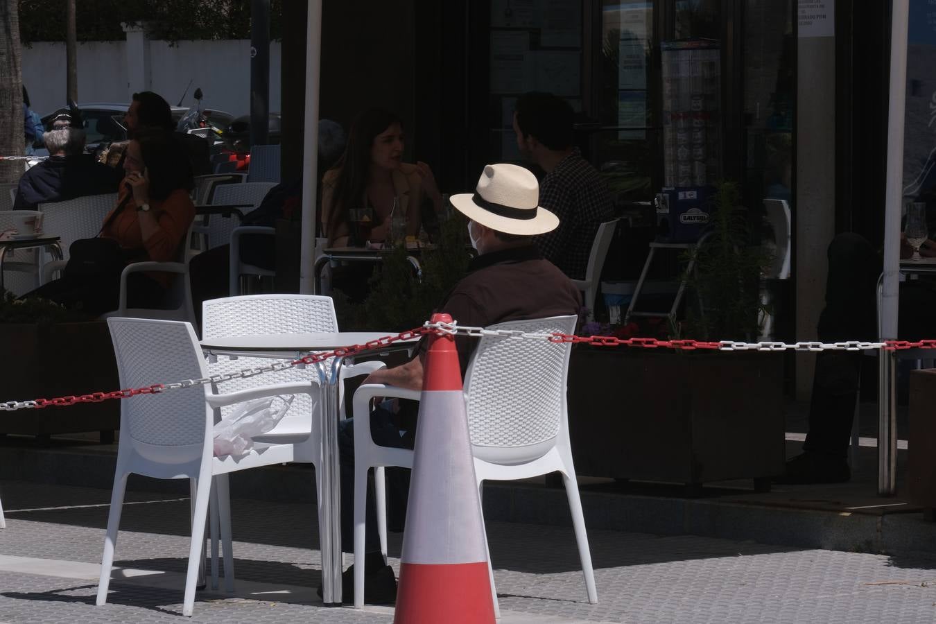 Gran ambiente en calles, paseos, bares y terrazas el primer domingo de mayo