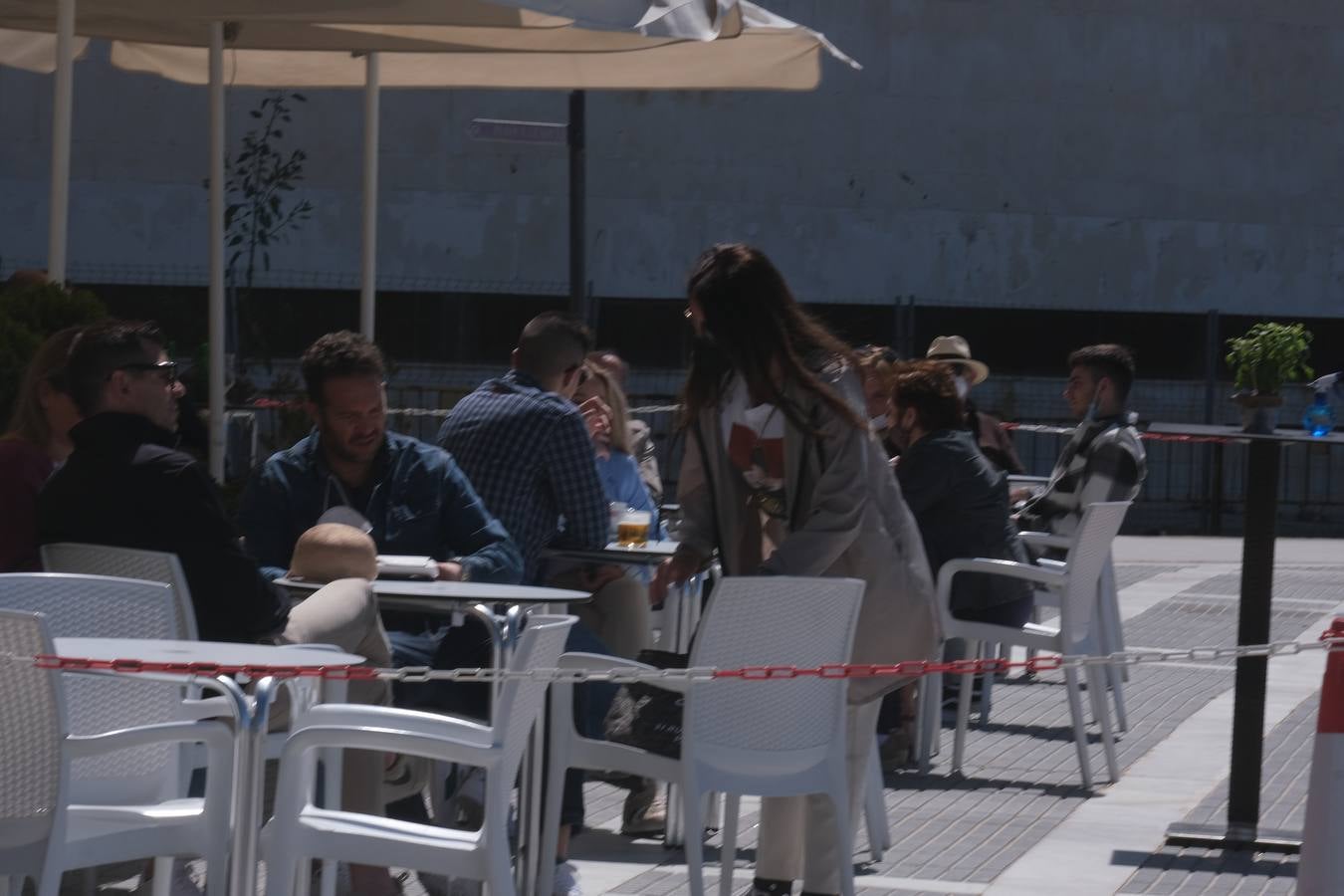 Gran ambiente en calles, paseos, bares y terrazas el primer domingo de mayo