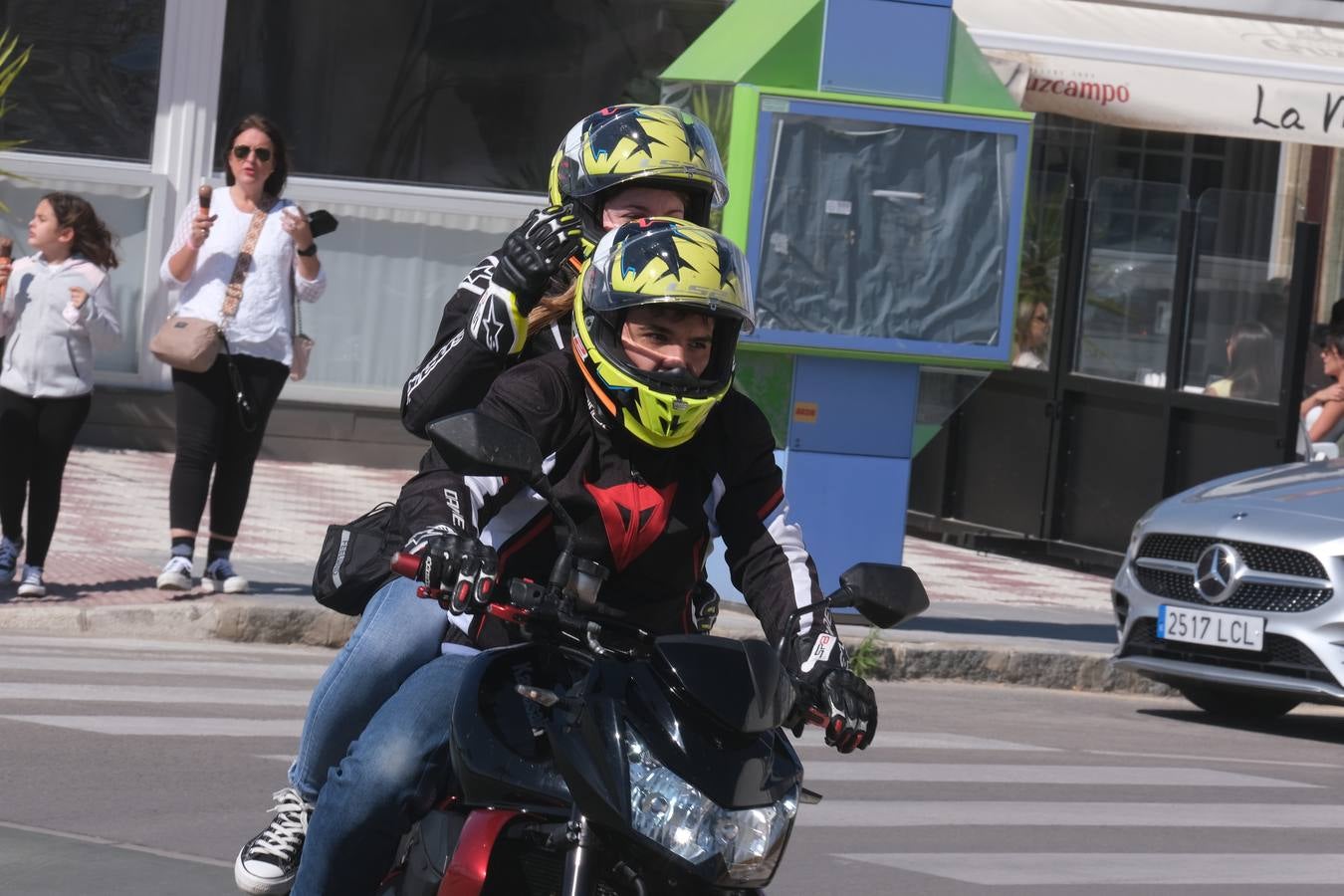 Gran ambiente en calles, paseos, bares y terrazas el primer domingo de mayo