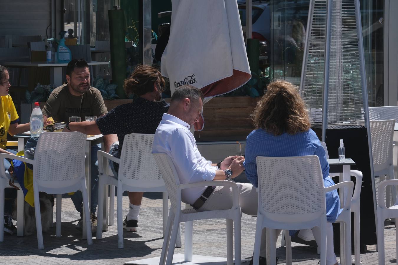 Gran ambiente en calles, paseos, bares y terrazas el primer domingo de mayo