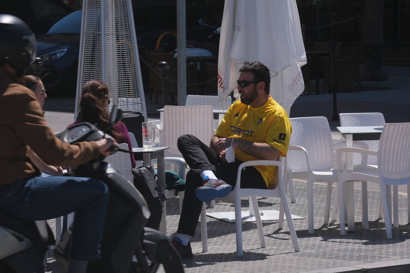 Gran ambiente en calles, paseos, bares y terrazas el primer domingo de mayo