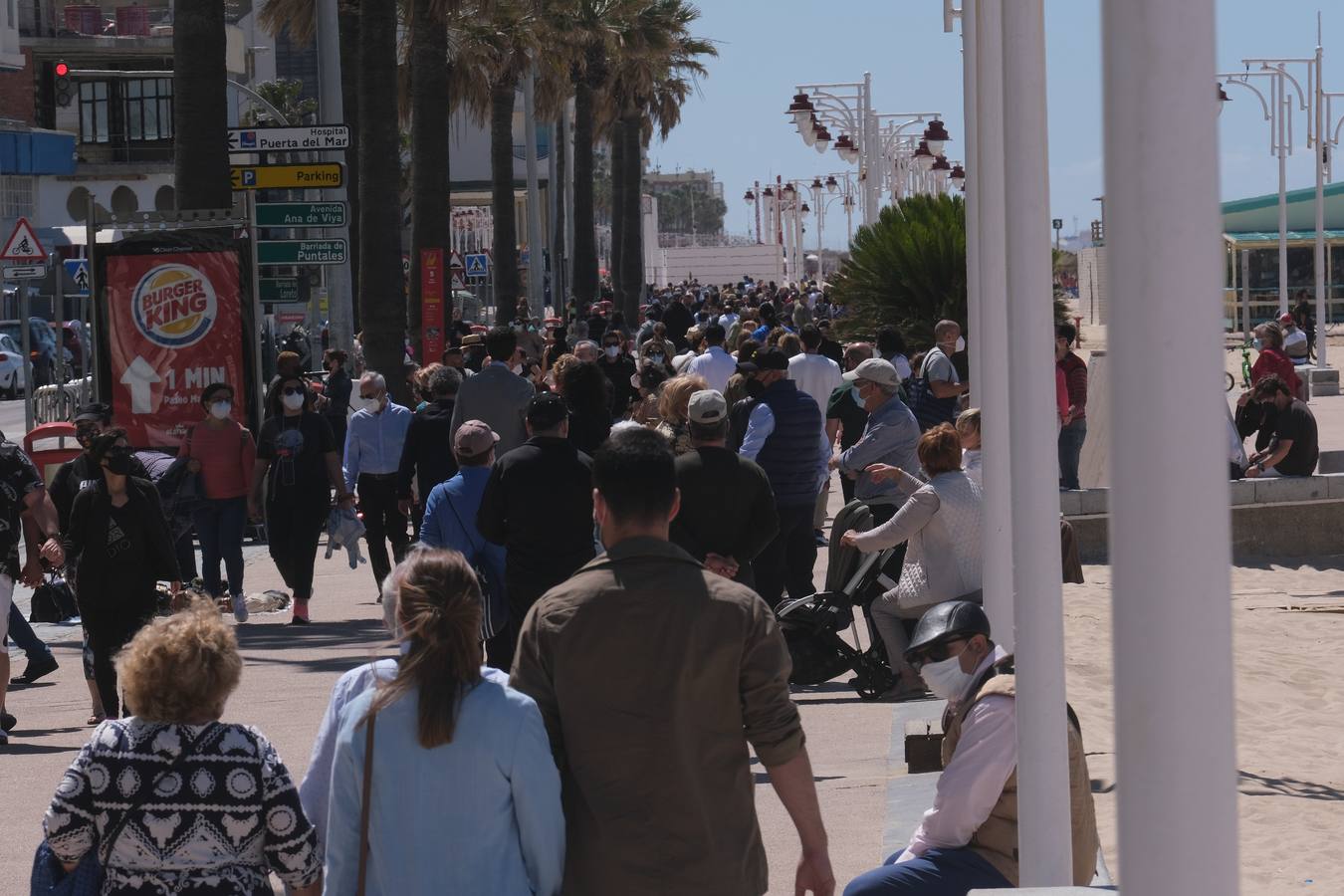 Gran ambiente en calles, paseos, bares y terrazas el primer domingo de mayo