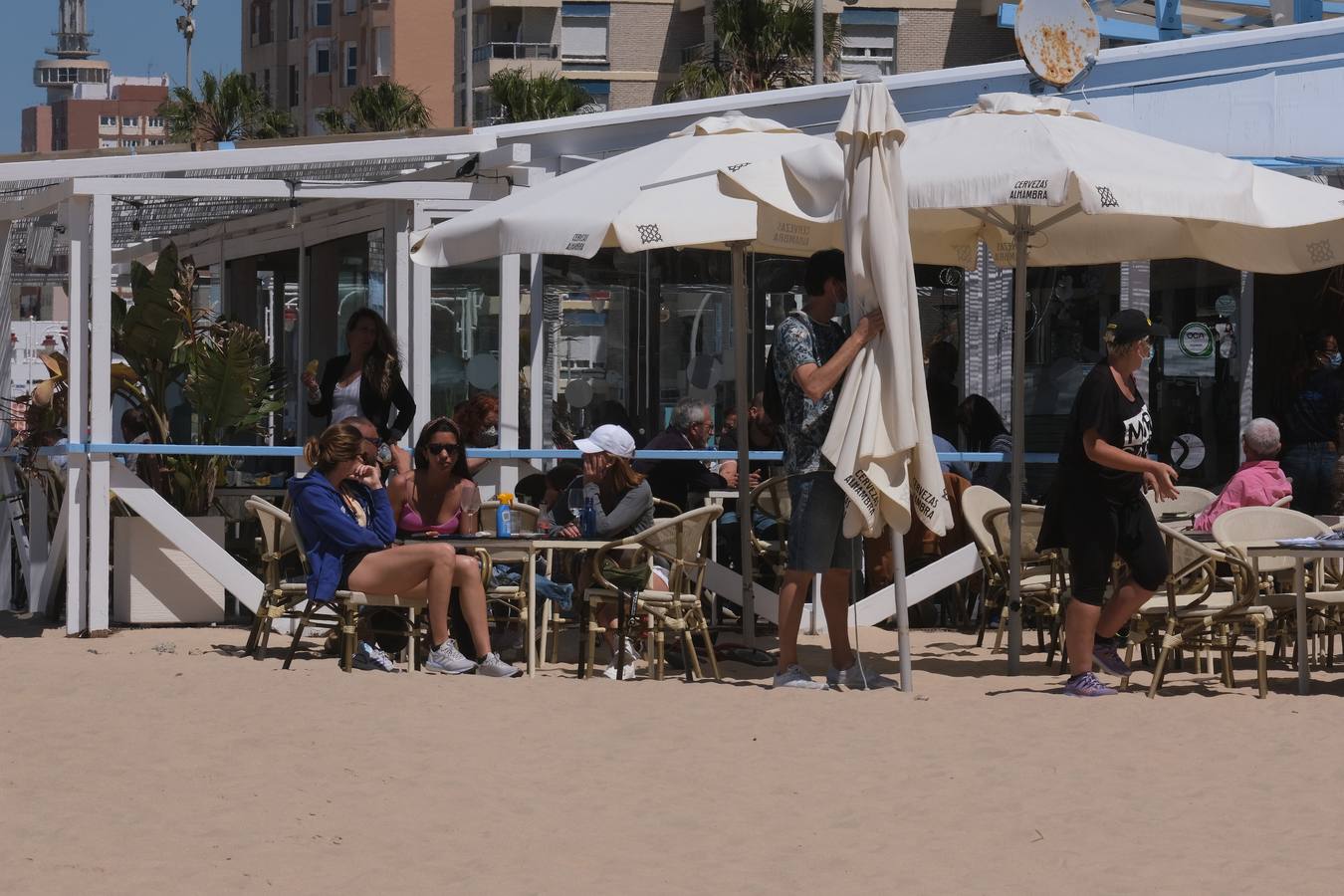 Gran ambiente en calles, paseos, bares y terrazas el primer domingo de mayo