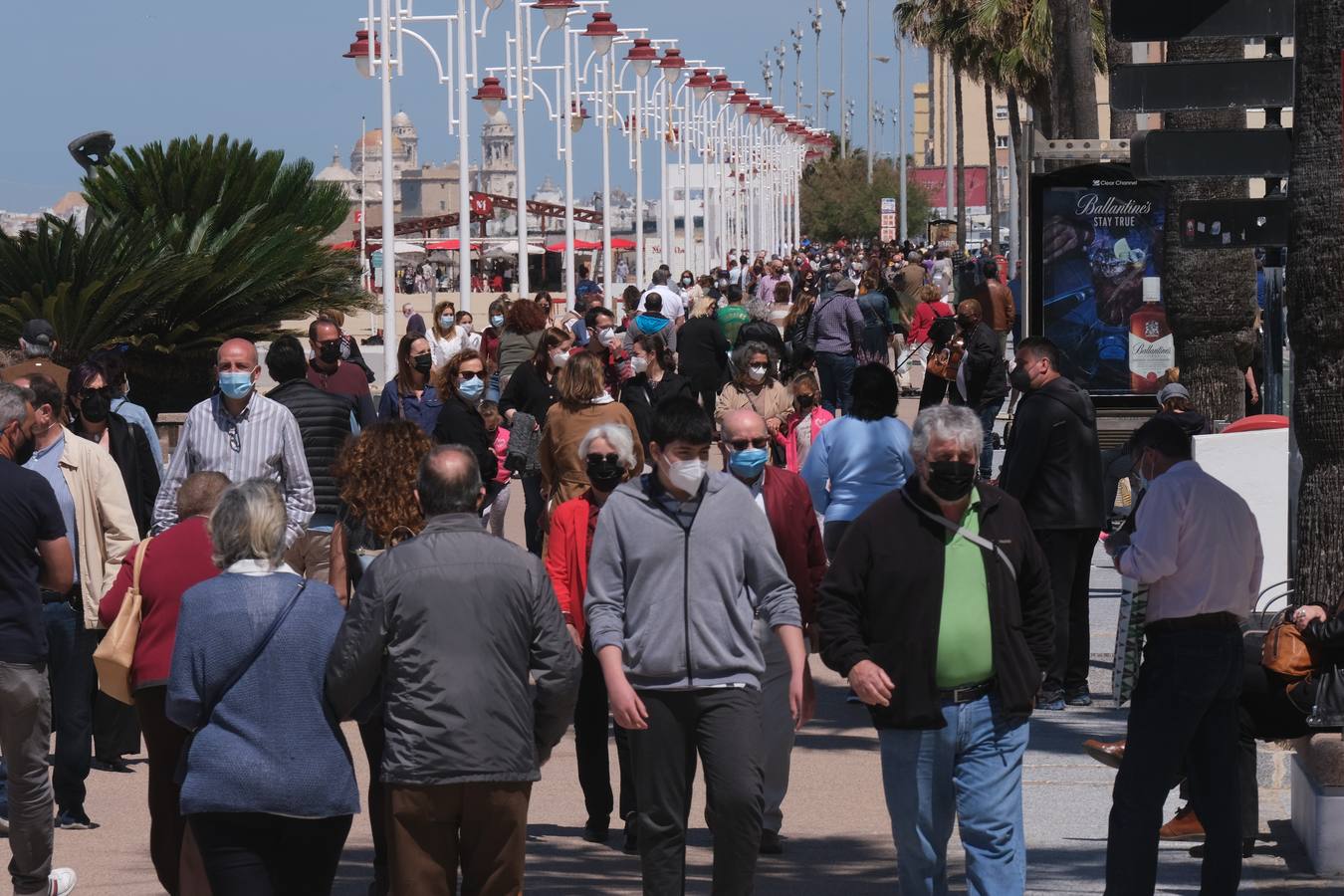 Gran ambiente en calles, paseos, bares y terrazas el primer domingo de mayo