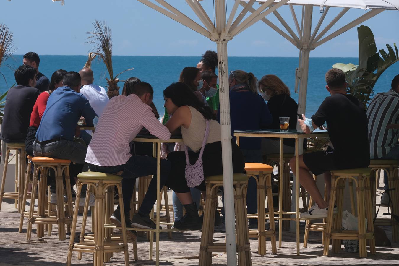 Gran ambiente en calles, paseos, bares y terrazas el primer domingo de mayo