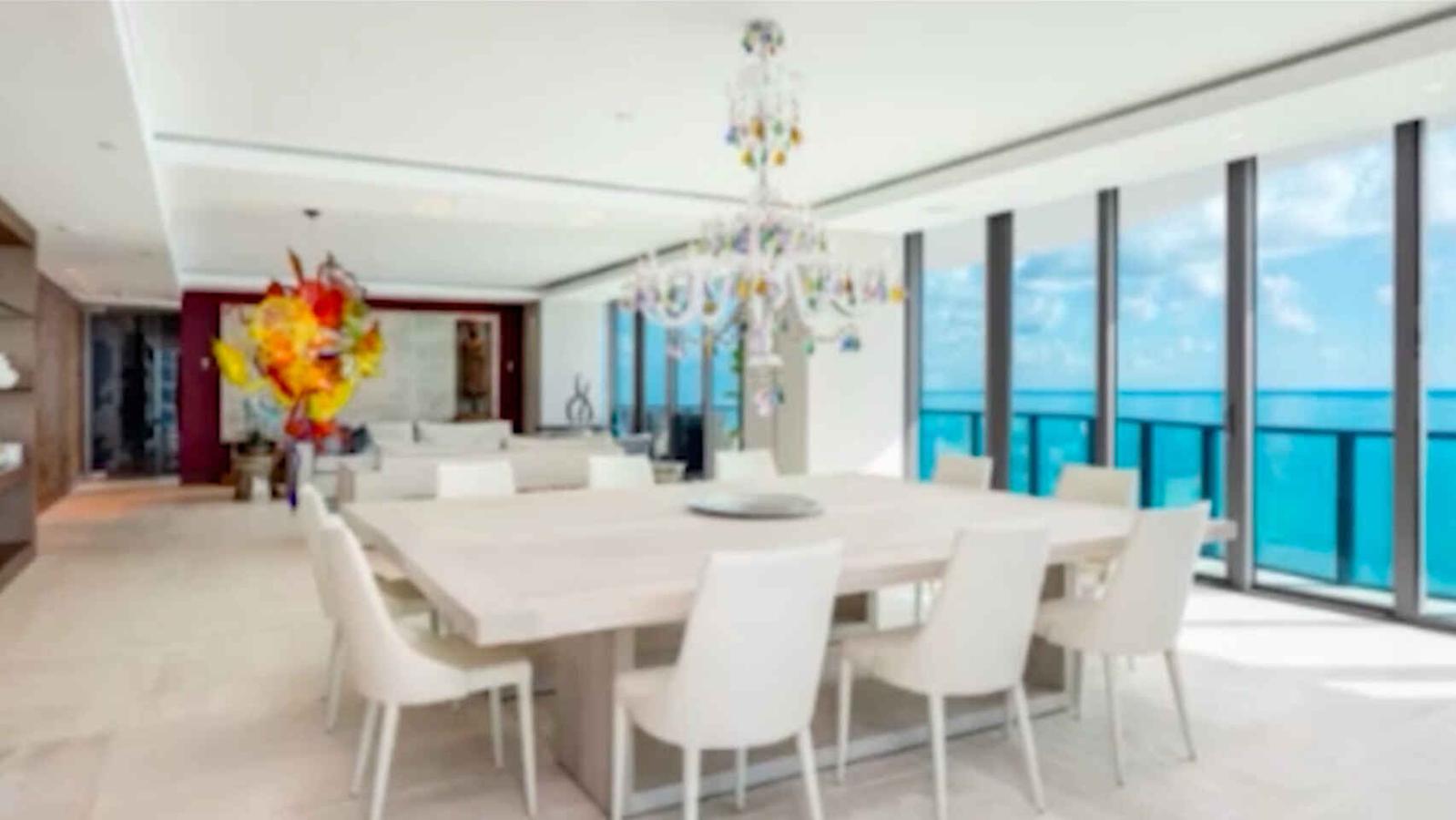 El nuevo apartamento de Messi en Miami. El comedor y el comedor se presentan en el mismo espacio, perfectos para organizar fiestas y eventos que congreguen a un gran número de personas.