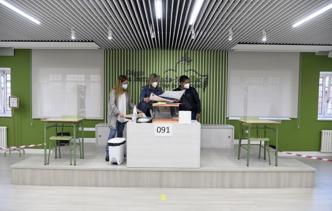 La jornada comenzó horas antes de que se abriesen los colegios para votar. 