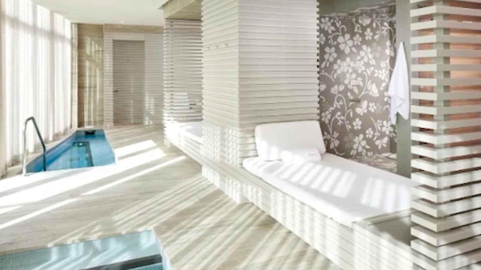 El nuevo apartamento de Messi en Miami. El baño de la estancia principal no tiene nada que envidiar a los SPA de lujo, con una pequeña piscina, sauna y baño turco.