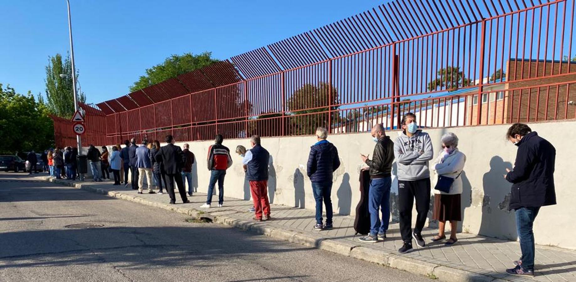 Pero estas colas también se reproducen fuera de los centros, donde se agrupan decenas de personas que esperan su turno para votar. Esta imagen pertenece, concretamente, a las inmediaciones del colegio Ramiro de Maeztu