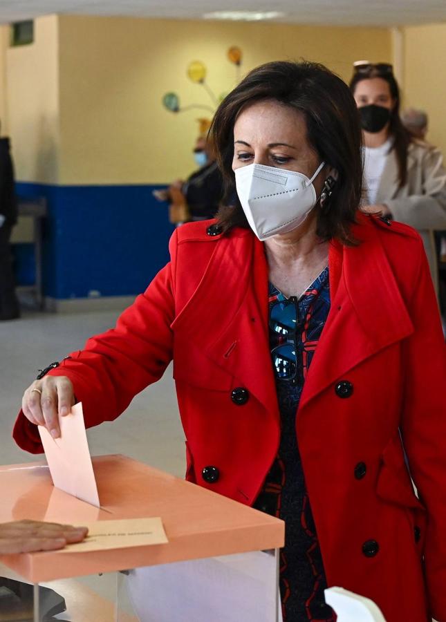 La ministra de Defensa, Margarita Robles, vota para las elecciones autonómicas de Madrid este martes en el Colegio público Pinar del Rey. 