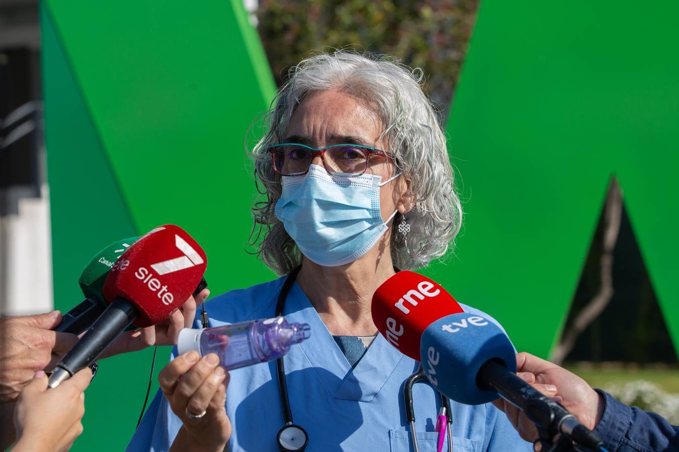 Entrega de las cámaras espaciadoras a los responsables del Hospital Virgen Macarena