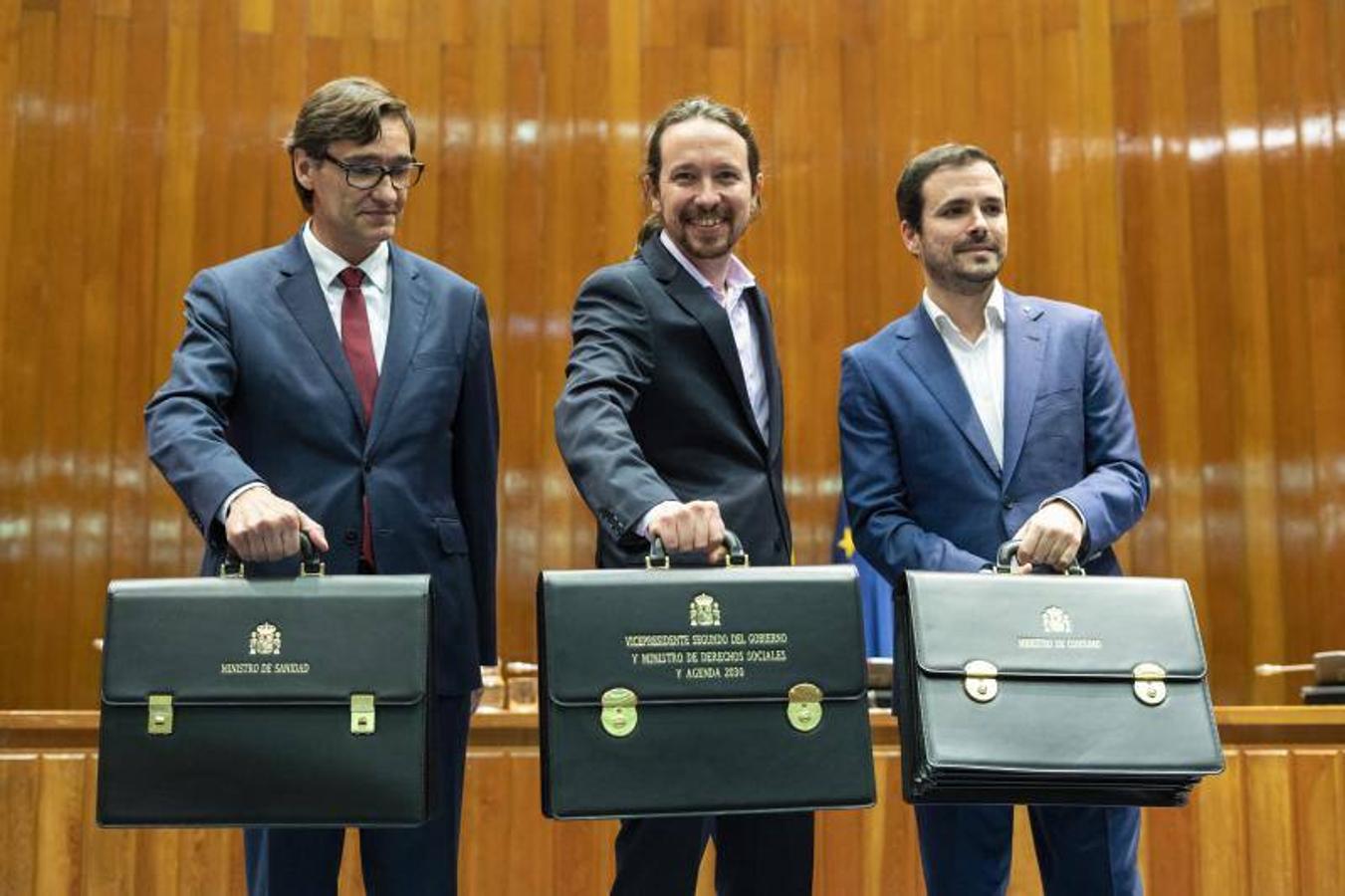 Pablo Iglesias recibe la cartera de vicepresidente del Gobierno de manos de Carmen Calvo. En la imagen, con los ministros Salvador Illa y Alberto Garzón.. 