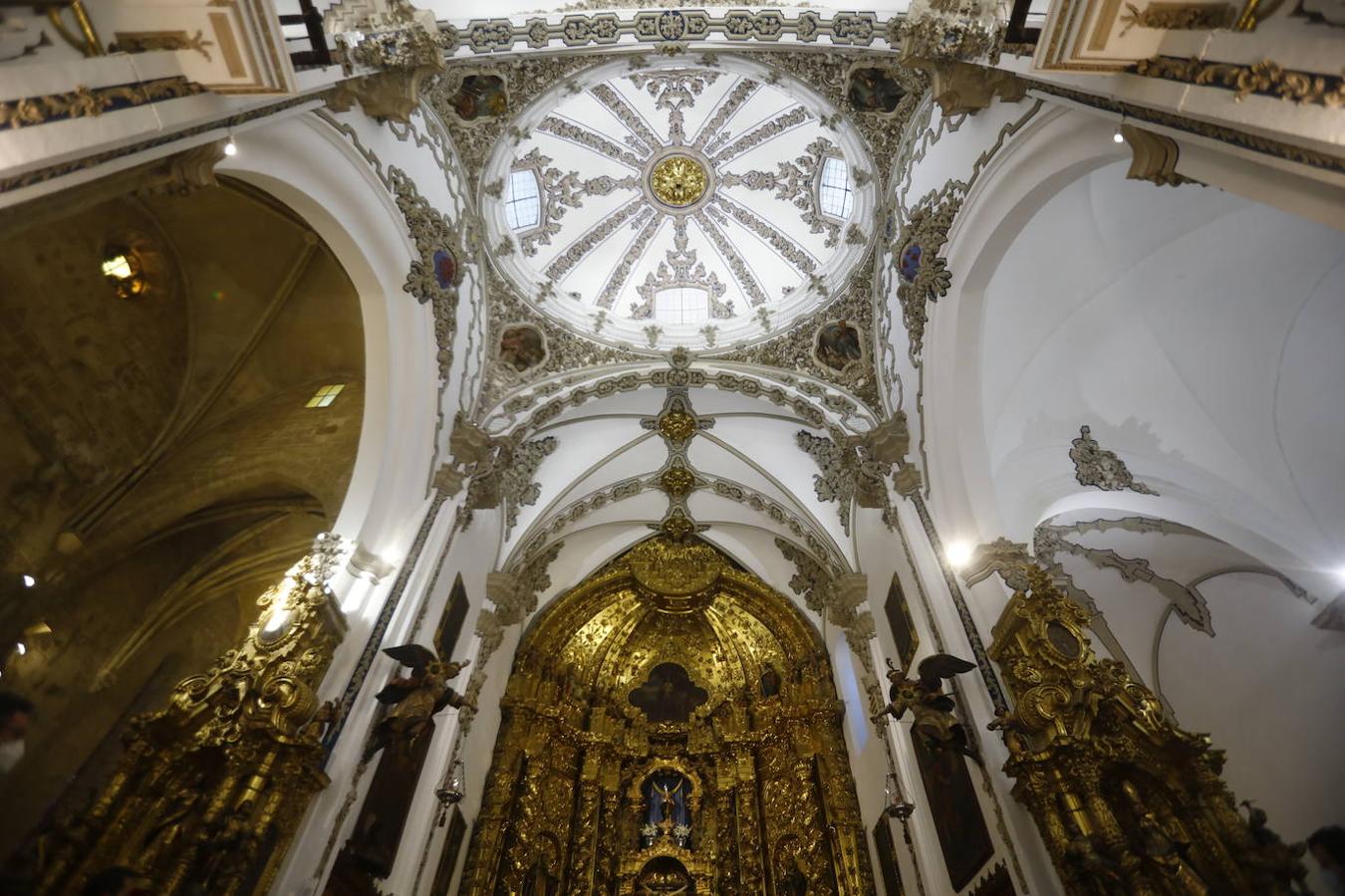 La nueva iluminación de la iglesia de San Francisco de Córdoba, en imágenes