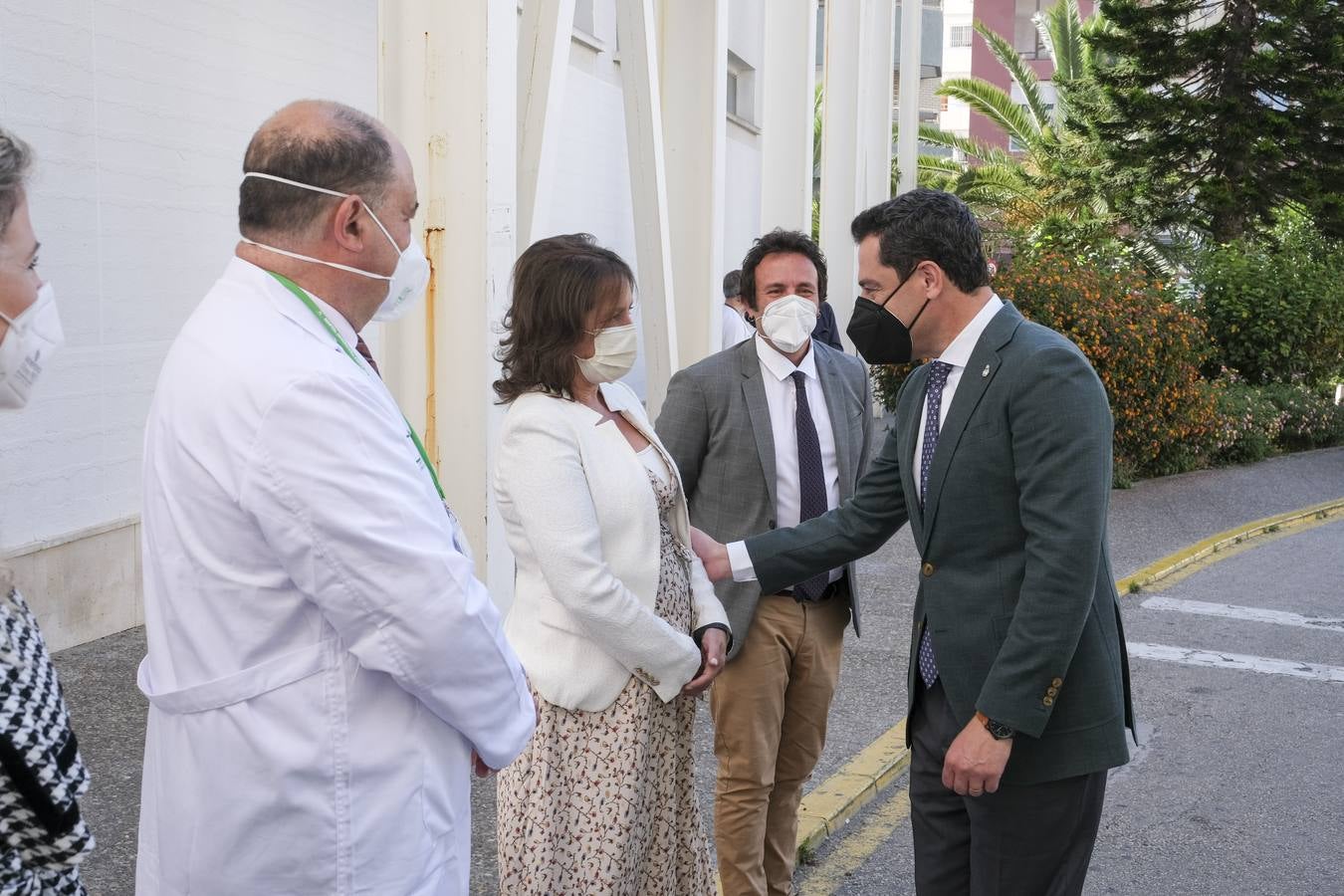 Fotos: Juanma Moreno visita el hospital Puerta del Mar de Cádiz