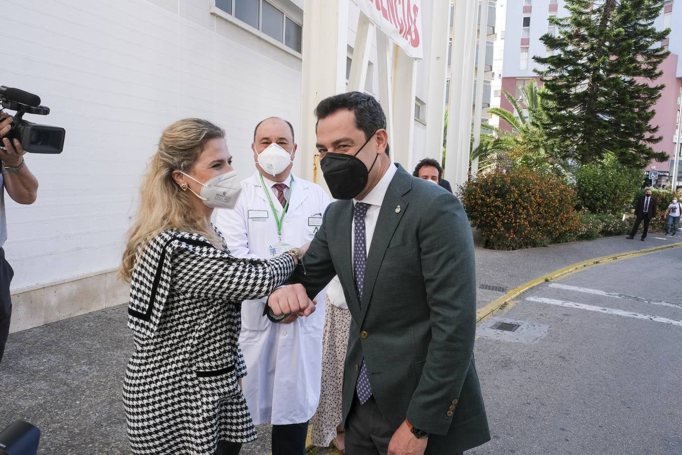 Fotos: Juanma Moreno visita el hospital Puerta del Mar de Cádiz