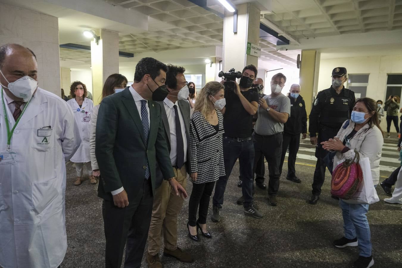 Fotos: Juanma Moreno visita el hospital Puerta del Mar de Cádiz