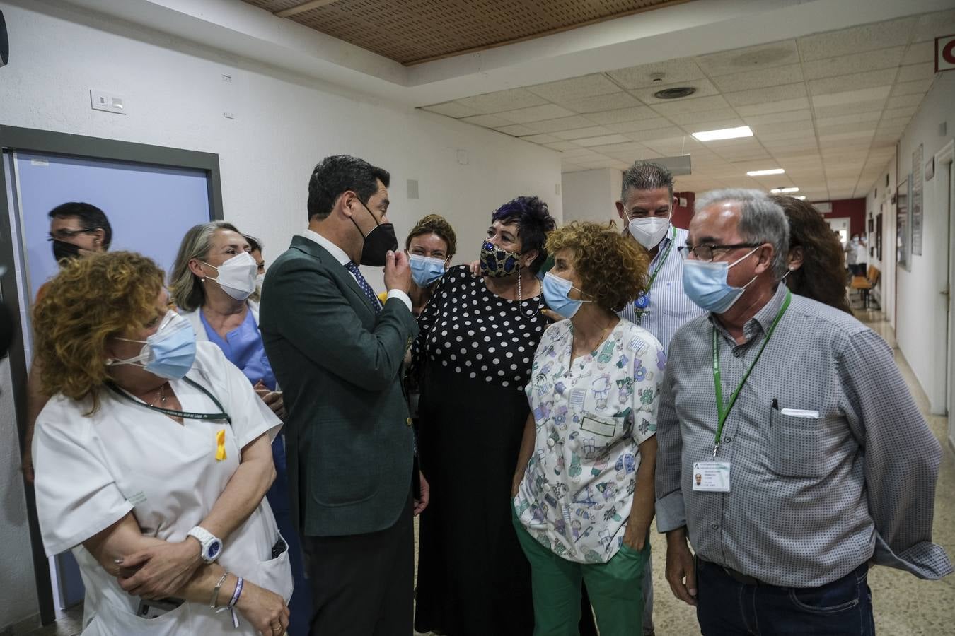 Fotos: Juanma Moreno visita el hospital Puerta del Mar de Cádiz