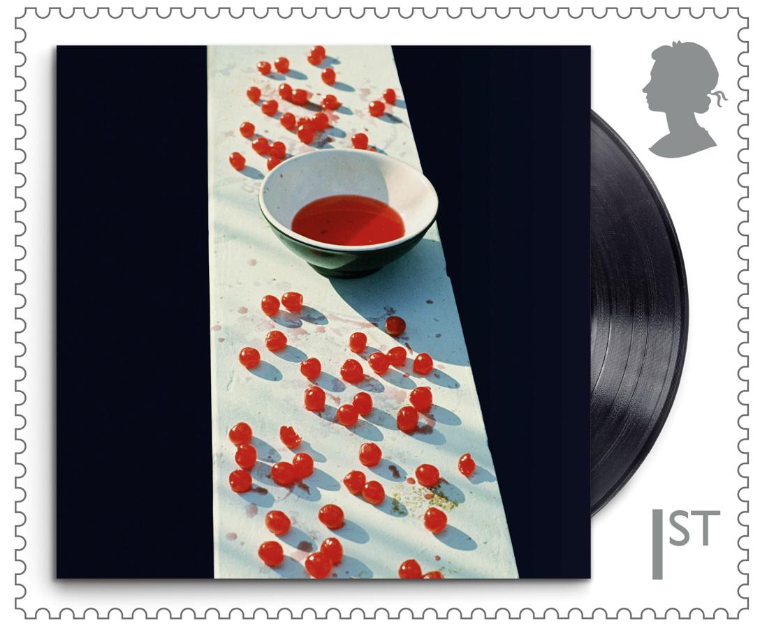 'McCartney' es el primer álbum de estudio en solitario del músico británico Paul McCartney, publicado por la compañía discográfica Apple Records en abril de 1970. Su lanzamiento coincidió en el tiempo con el de Let It Be, el último álbum de The Beatles,