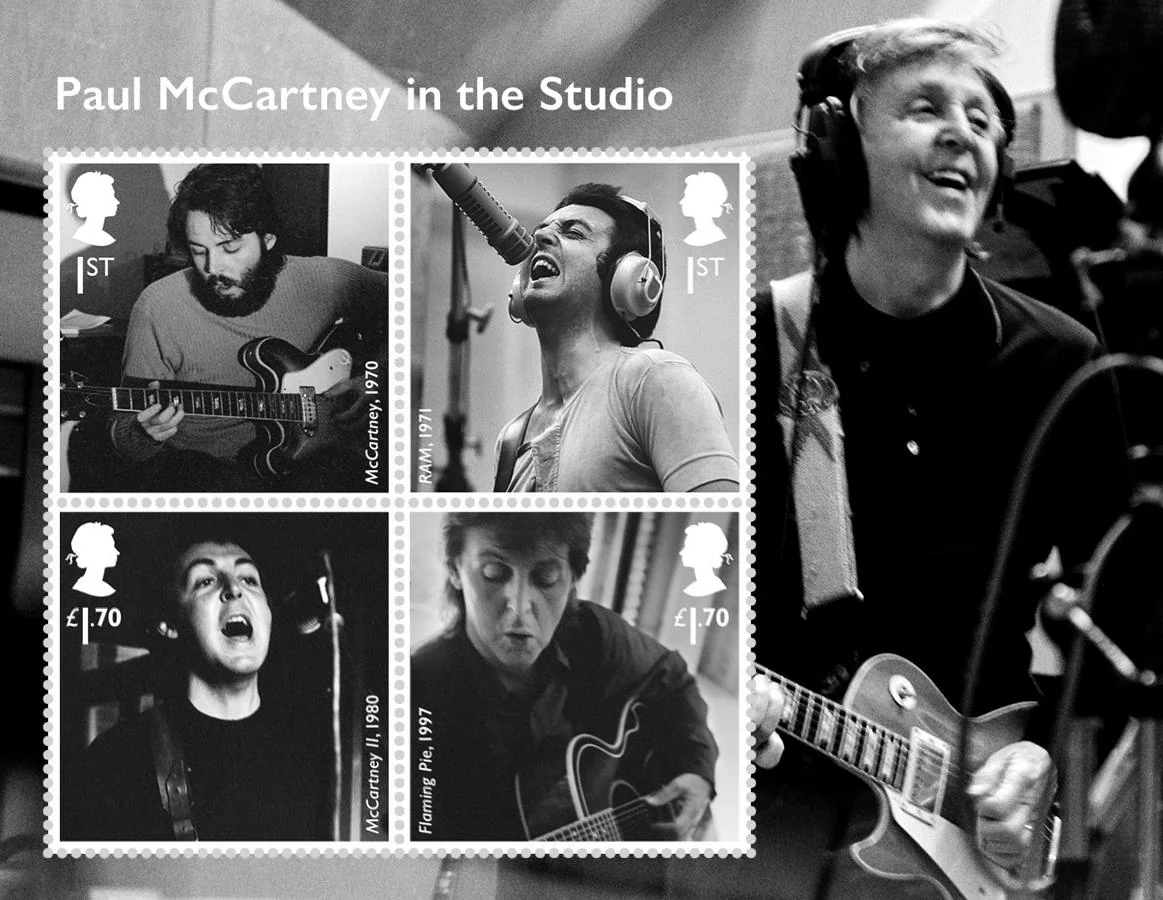 Cuatro de los sellos muestran imágenes del ganador de 18 premios Grammy grabando temas de diferentes discos. Los ocho restantes mostrarán imágenes de las portadas de los álbumes del cantautor, desde su primer disco en solitario 'McCartney' de 1970 hasta el 'McCartney III' del año pasado.