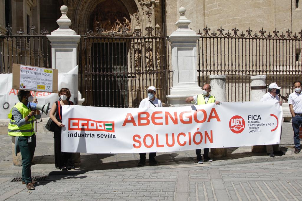 Concentración de trabajadores de Abengoa ante la CES