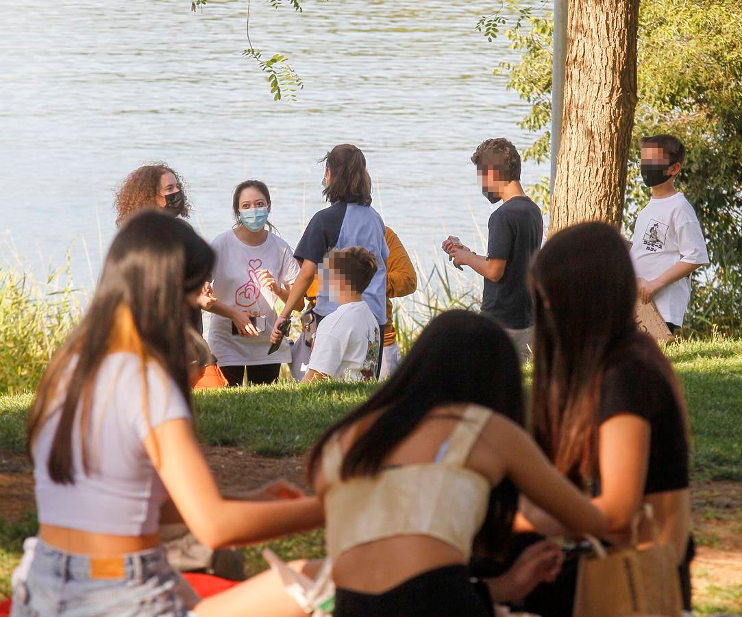 Personas disfrutando de las orillas del Guadalquivir