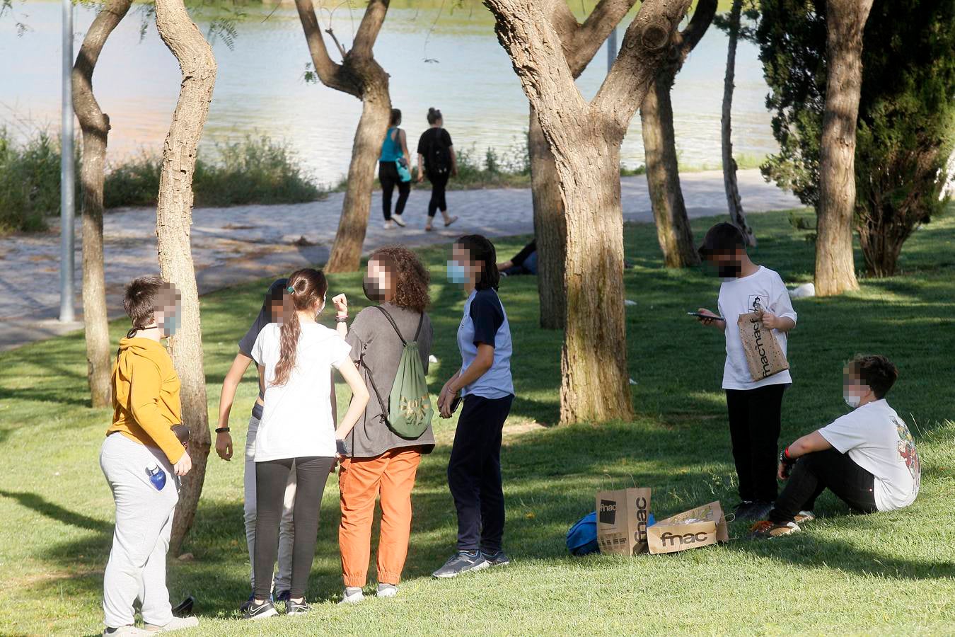 Personas disfrutando de las orillas del Guadalquivir