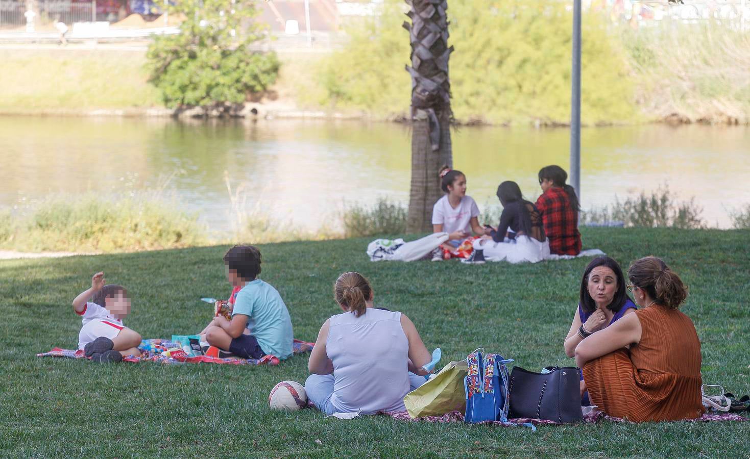 Personas disfrutando de las orillas del Guadalquivir